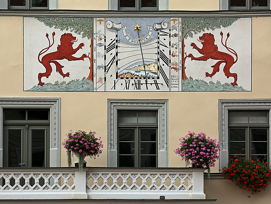 Sonnenuhr am Rathaus Pirna Die Sonnenuhr über dem Eingang zum Rathaus in Pirna