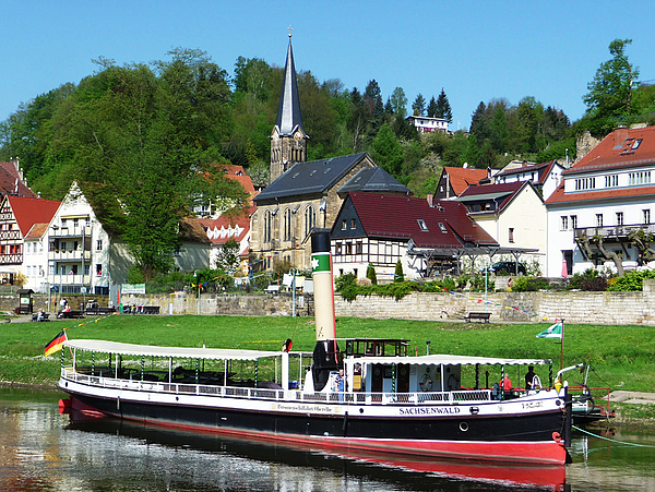 Personenschifffahrt auf der Elbe Ausflugsschiff an Landesteg