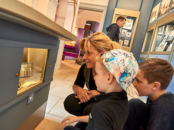 Familie in den Richard-Wagner-Stätten Graupa kinderfreundliches Museum mit Fokus auf Richard Wagner