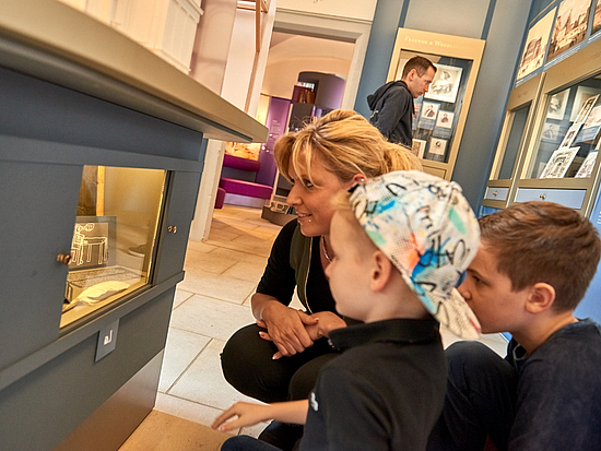 Familie in den Richard-Wagner-Stätten Graupa kinderfreundliches Museum mit Fokus auf Richard Wagner
