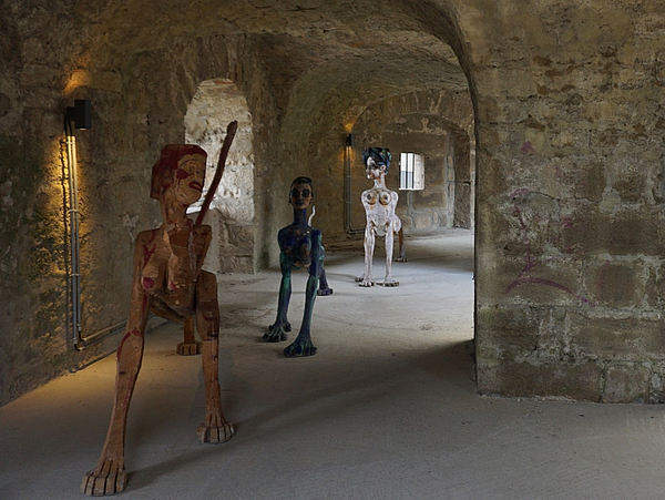 Sphinxen in den Bastionen Holzskulpturen der Ausstellung