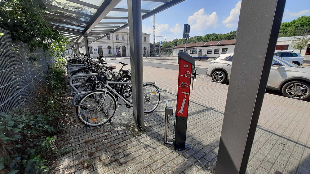 rote Fahrrad-Servicestation am Pirnaer Bahnhof