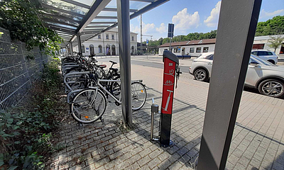 Fahrradreparatur rote Fahrrad-Servicestation am Pirnaer Bahnhof