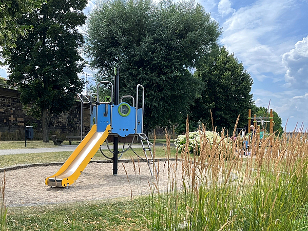 Kleine Rutsche Spielplatz Steinladeplatz am Elbufer in Pirna