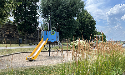 Kleine Rutsche Spielplatz Steinladeplatz am Elbufer in Pirna