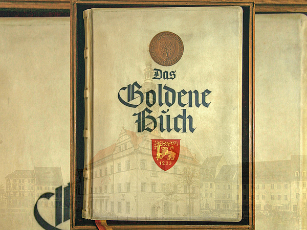 Pirnas Goldenes Buch Titelseite vom Goldenen Buch von Pirna