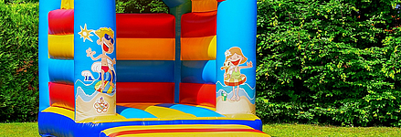 Hüpfburg zum Familienfest bunte Hüpfburg