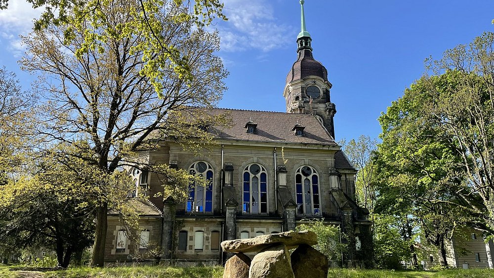 Kirche im grünen Schlosspark mit blauem Himmel auf dem Pirna Sonnenstein
