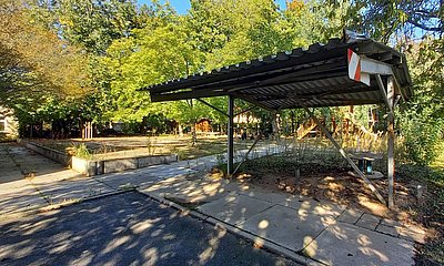 Spielplatz im Hof hinter dem Haus