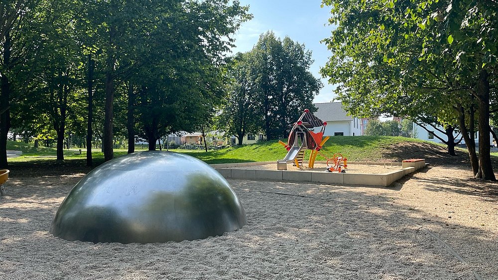 Spielplatz auf dem Sonnenstein mit silberner Erhöhung zum rutschen und klettern