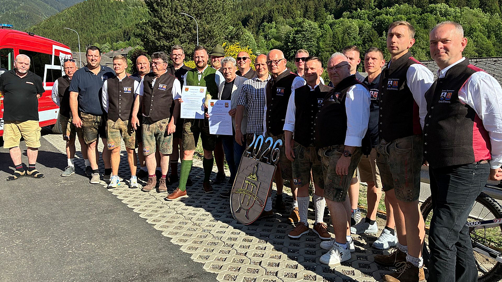 Städtefreundschaft mit Eisenerz Gruppenfoto mit den Feuerwehren aus Pirna und Eisenerz
