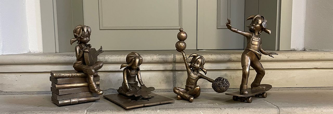 Pirnaer Knirpse 4 Bronzefiguren von Pine, die Pirnas Vereine widerspiegelt