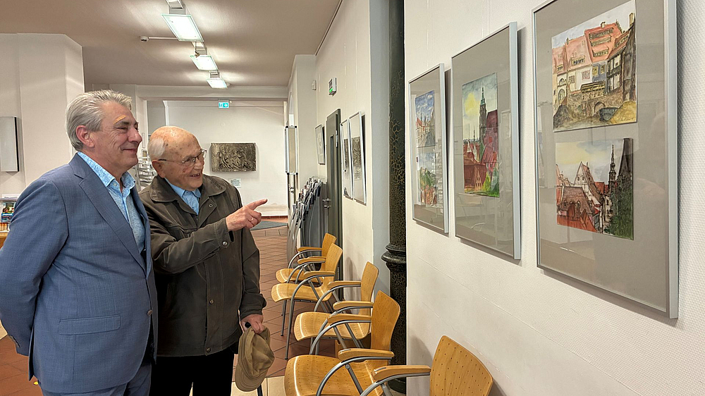 Oberbürgermeister Lochner und Dieter Hartmann OB Lochner und der Künstler schauen sich gemeinsam die Ausstellung im Rathaus an