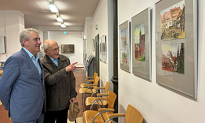 Oberbürgermeister Lochner und Dieter Hartmann OB Lochner und der Künstler schauen sich gemeinsam die Ausstellung im Rathaus an