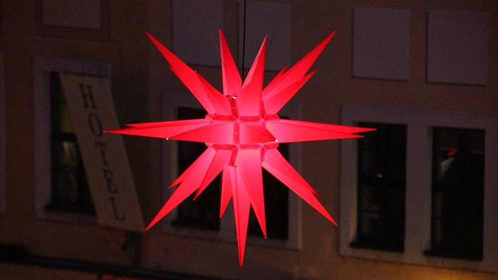 roter Herrenhuter Weihnachtsstern auf Pirnas Marktplatz