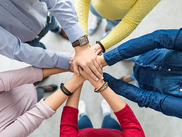 Vereine in Pirna 5 Menschen reichen sich die Hände als Sinnbild für Vereine in Pirna