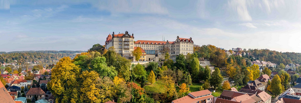 Schloss Sonnenstein im Herbst Blick auf Schloss Sonnenstein und Dächer der Stadt im Herbst