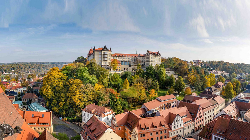 Schloss Sonnenstein im Herbst Blick auf Schloss Sonnenstein und Dächer der Stadt im Herbst