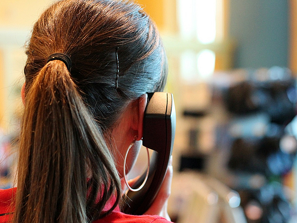 Telefon-Beratung Frau telefoniert mit Telefonhörer