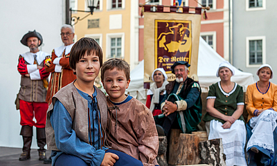 Kinder beim Retter-Schauspiel Zwei Kinder