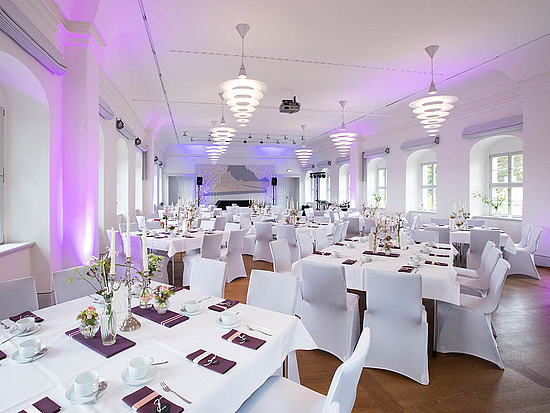 Heiraten im Jagdschloss Graupa Eingedeckter Saal