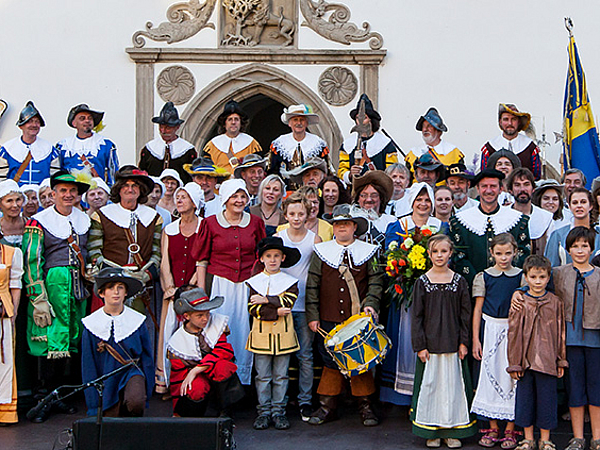 Der Retter der Stadt Pirna – Theophilus Jacobäer e.V. Die Akteure des Retter-Schauspiels auf der Bühne am Rathaus