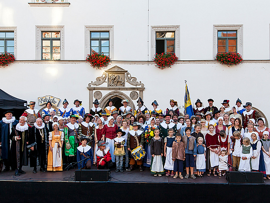 Der Retter der Stadt Pirna – Theophilus Jacobäer e.V. Die Akteure des Retter-Schauspiels auf der Bühne am Rathaus