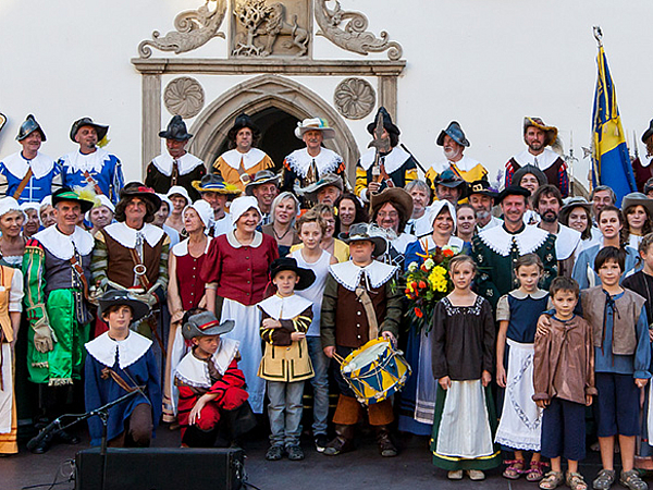 Der Retter der Stadt Pirna – Theophilus Jacobäer e.V. Die Akteure des Retter-Schauspiels auf der Bühne am Rathaus