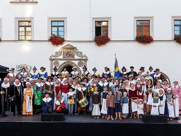 Die Akteure des Retter-Schauspiels auf der Bühne am Rathaus