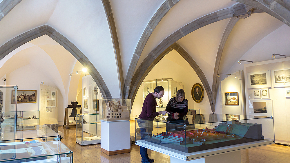 Besucher in der Dauerausttellung Gäste in der Hauptausstellung