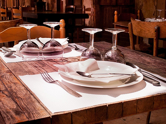 Genußvoll durch die kalte Jahreszeit in Pirna Gedeckter Tisch in einem noblen Restaurant.
