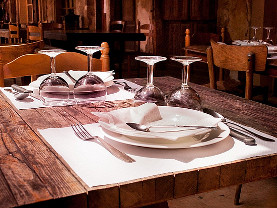 Genußvoll durch die kalte Jahreszeit in Pirna Gedeckter Tisch in einem noblen Restaurant.