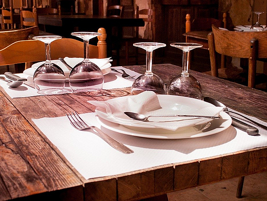 Genußvoll durch die kalte Jahreszeit in Pirna Gedeckter Tisch in einem noblen Restaurant.