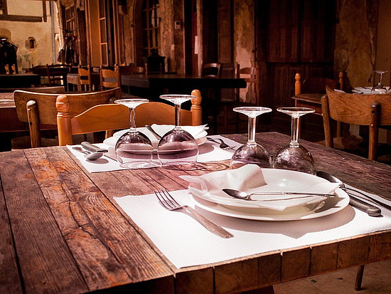 Genußvoll durch die kalte Jahreszeit in Pirna Gedeckter Tisch in einem noblen Restaurant.