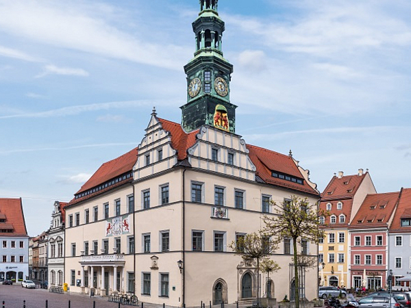 Ämter A bis Z - Wegweiser durch das Pirnaer Rathaus Blick auf das Pirnaer Rathaus und den Marktplatz