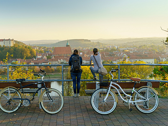 Blick auf Pirnas Altstadt und Schloss Sonnenstein Radfahren in und um Pirna