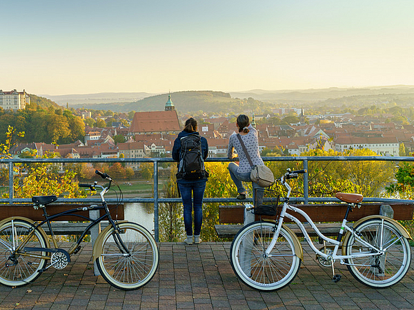 Blick auf Pirnas Altstadt und Schloss Sonnenstein Radfahren in und um Pirna