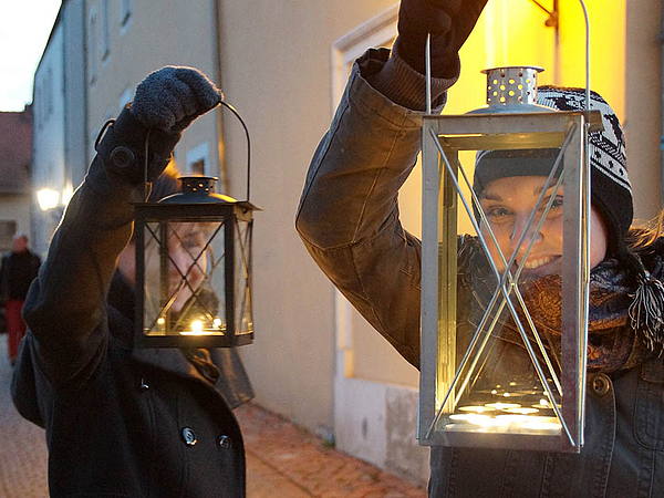 Romantische Lichtelführung Zwei Frauen mit Laternen