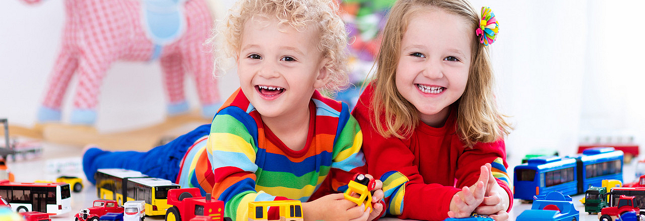 Kitaportal für Pirna Mit Autos spielende Kinder