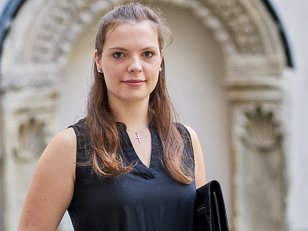 Auszubildende Immobilienkauffrau Auszubildende Immobilienkauffrau der Städtischen Wohnungsgesellschaft Pirna mbH