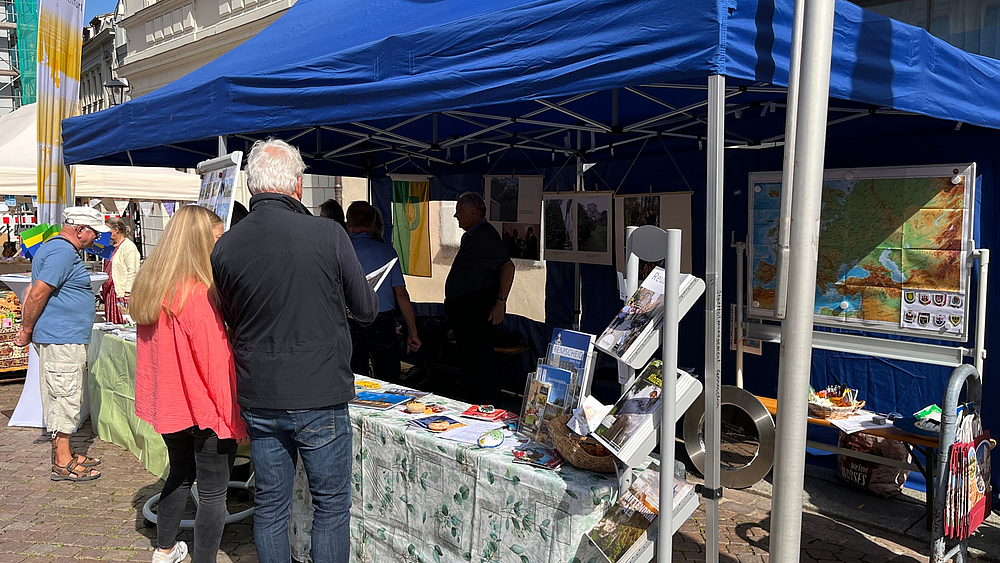 Infostand Partnerstädte MdK 2024 Infostand des Interessennetzwerk Städtepartnerstädte zum Markt der Kulturen