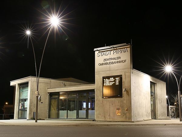 Zentraler Omnibusbahnhof in Pirna bei Nacht