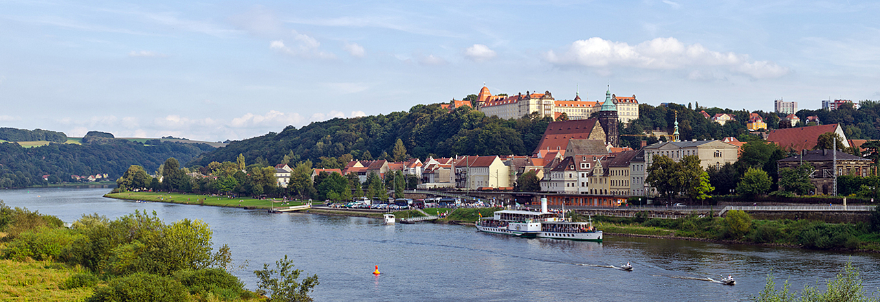 Pirna liegt direkt an der Elbe Die malerische Altstadt Pirnas direkt an der Elbe