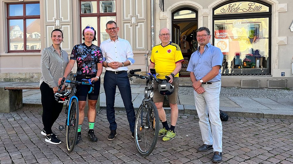 Bürgermeister Dreßler zeichnete die Sieger des Stadtradelns 2024 auf dem Markt aus