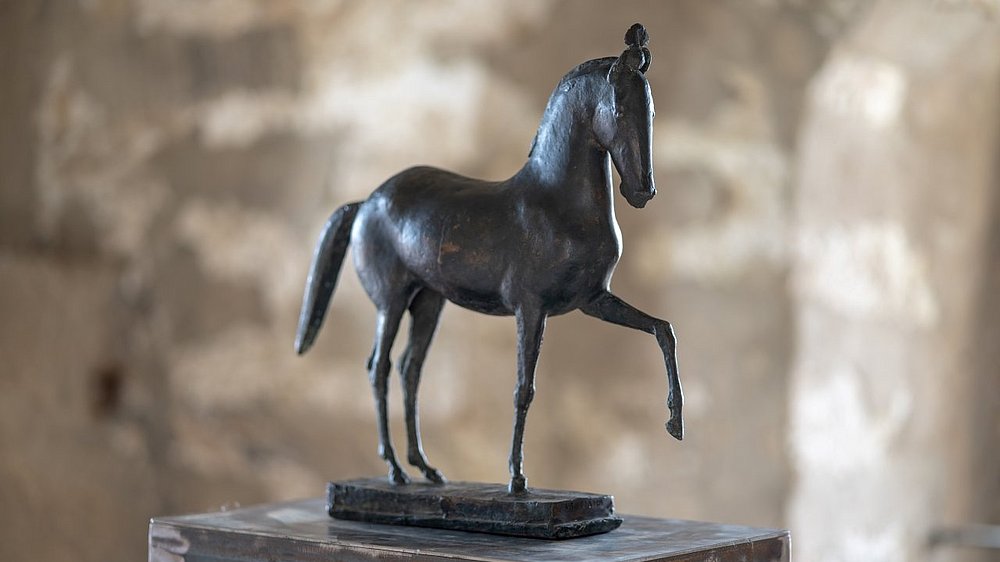 Bronzeskulptur von Hans Wimmer. Titel: Zirkuspferd. Entstehungsjahr: 1942