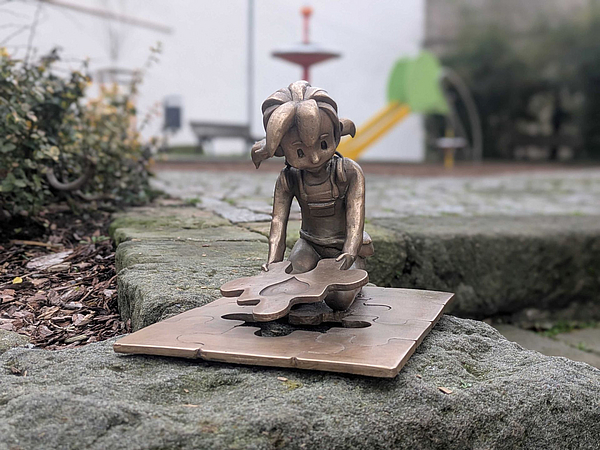 Soziale Pine Bronzefigur soziale Pine