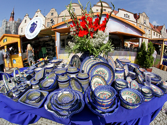 Bunzlauer Keramikfest Ein Stand mit Bunzlauer Keramik in Pirnas Partnerstadt Boleslawiec in Polen