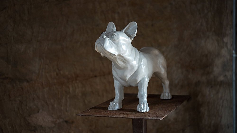 Bulldogge in der Ausstellung "Das Tier – Sinnbild des Göttlichen"