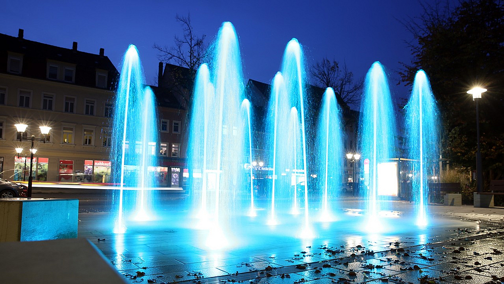 Wasserfontänenfeld im Friedenspark bei Nacht