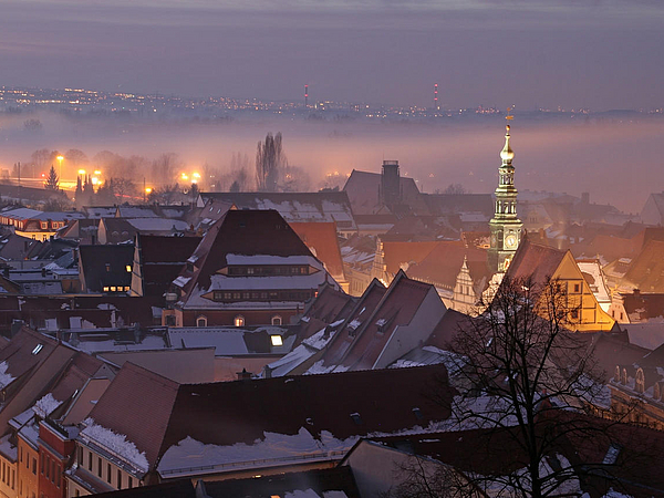 Pirnas Altstadt im Winter bei Nacht Blick über Pirnas schneebedeckte Altstadt bei Nacht